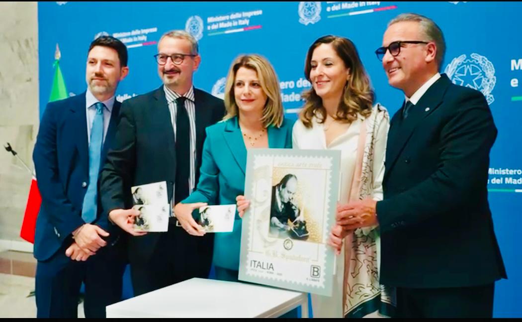 Monica Spadafora e famiglia mentre svelano il Francobollo dedicato al Padre