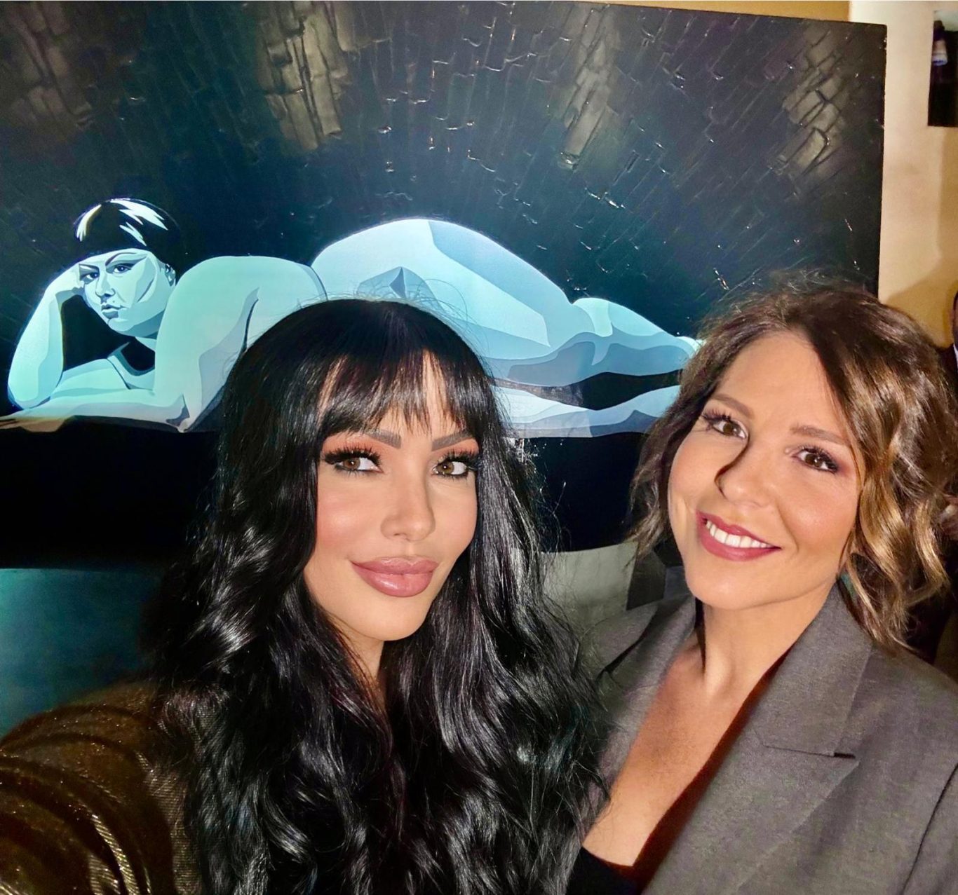 Anita Lo Mastro e Luna Berlusconi, alle spalle l'opera da lei creata "La Divina"